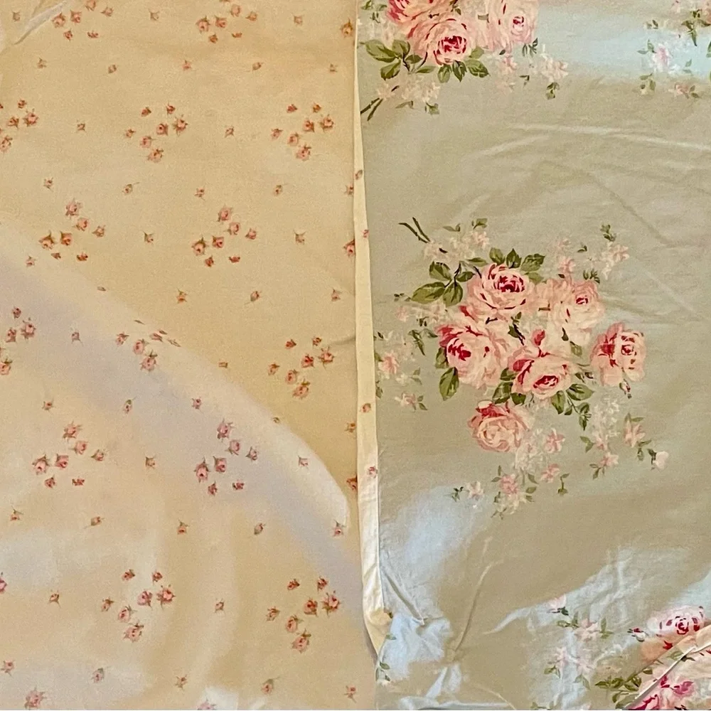 Simply Shabby Chic -  Bella Blue Bouquet Rose pattern.  2 King Size Shams.